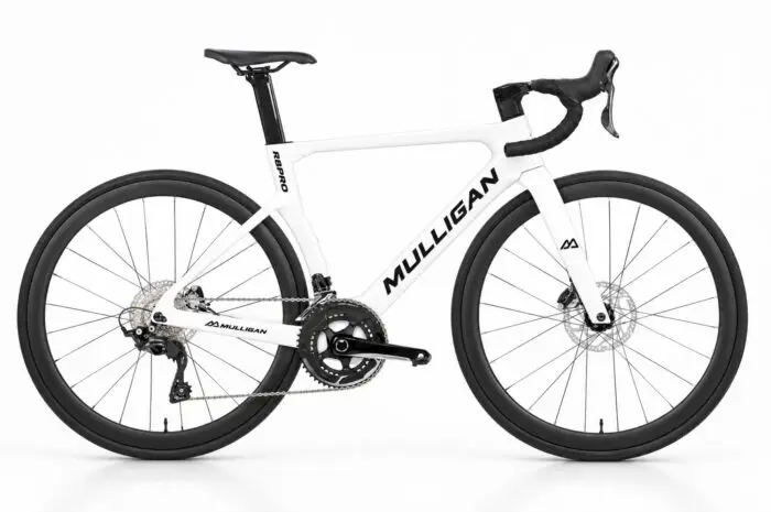 Vélo route carbone MULLIGAN R8PRO blanc, vue de profil