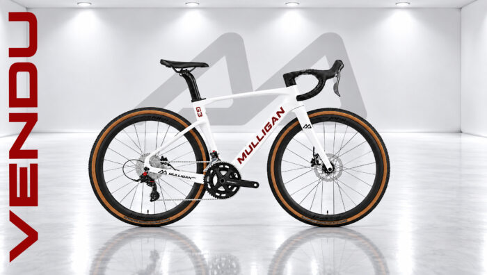 Vélo démonstration Gravel Mulligan G3 Blanc – Shimano 105 – Carbone – Vélo de test 150 km comme neuf